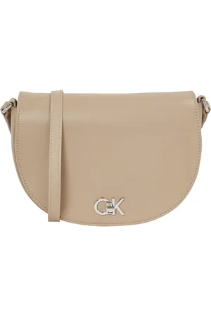Calvin Klein Damen Crossbody Bag Tasche Saddle Bag mit Drehverschluss, Grau (Crockery), Einheitsgröße