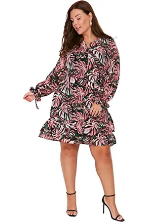 Trendyol Damen Übergröße Relaxed Gerüschter Saum V-Ausschnitt Webstoff Große Größen in Kleid, Mehrfarbig, 42 EU
