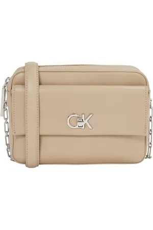 Calvin Klein Damen Umhängetasche Pocket Camera Bag mit Tragekette, Grau (Crockery), Einheitsgröße