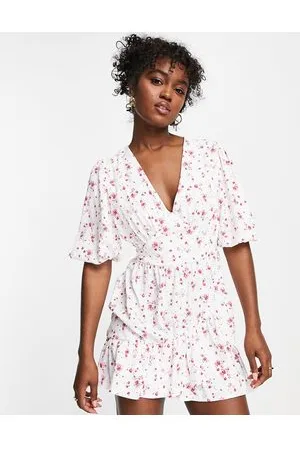 In The Style X Perrie Sian – Minikleid in Weiß mit Blümchenmuster, Puffärmeln und Wickeldetail