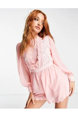 Topshop – Langärmliger Playsuit in mit Muschelsaum und Spitze