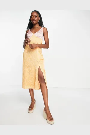 Stradivarius – Midikleid aus Satin mit V-Ausschnitt und Mix and Match-Print