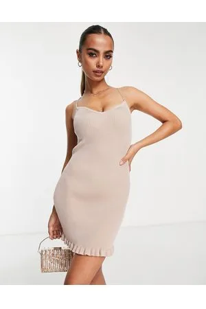 Miss Selfridge – Kurzes, geripptes Strickkleid in Kamelbraun mit strassverzierten Trägern