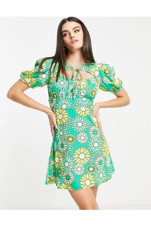 VERO MODA – Minikleid in mit Bindebändern am Ausschnitt, Herzausschnitt und Retro-Blumenmuster