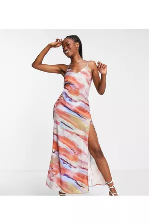 In The Style X Yasmin Devonport – Exklusives Maxikleid aus Satin mit abstraktem Muster in bunten Farben und tiefem Ausschnitt vorne