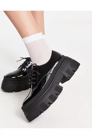 ASOS DESIGN – Magda – Flache Schuhe aus Lack in mit dicker Sohle und Schnürung