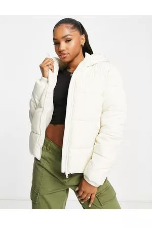Pieces® – Wattierte Jacke in Cremeweiß mit Kapuze