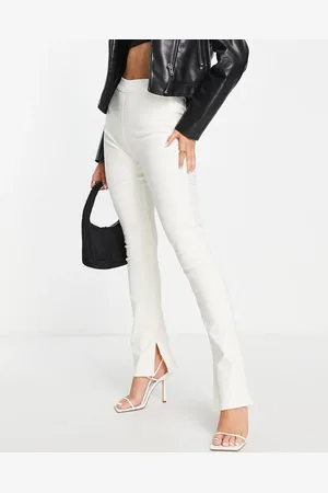 Stradivarius – Beschichtete Schlagjeans in Ecru mit Schlitzdetail am Saum