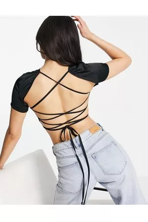 NaaNaa Damen Oberbekleidung - – Kurzärmliges Satin-Oberteil in mit Riemchen