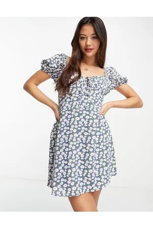 Glamorous – Mini-Freizeitkleid im Milchmädchen-Stil mit Gänseblümchenmuster in Blau