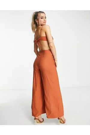 ASOS – Hinten gebundener Jumpsuit aus Leinen in Terrakotta mit seitlichem Knopf