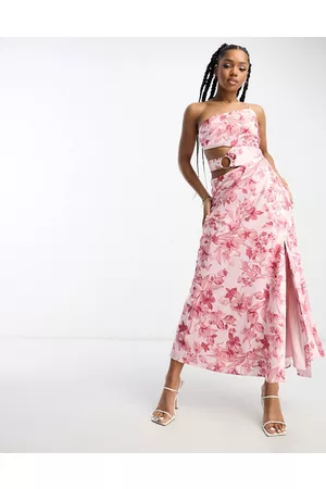 Forever New – Maxikleid aus Satin in geblümt mit Zierausschnitt