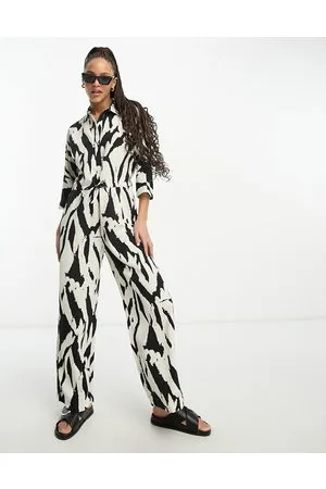 Monki – Jumpsuit mit Taillenbindung mit Druck in Schwarz und Beige