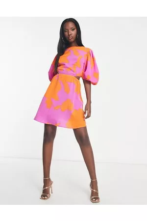 Ax Paris Damen Bedruckte Kleider - – Kurzes Skater-Kleid in Rosa mit Puffärmeln, Zierausschnitt, seitlichem Detail und orangem Blumenmuster