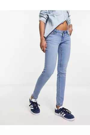 Noisy May – Allie – Eng geschnittene Jeans in Hellblau mit niedrigem Bund