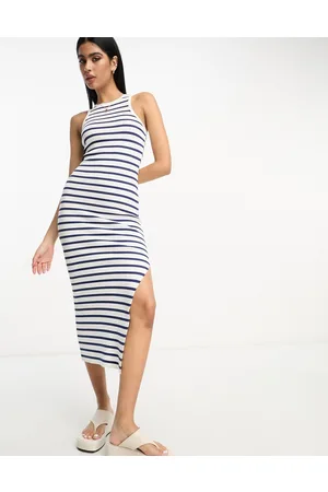 ASOS – Gestreiftes Midi-Strickkleid in Marineblau und mit Ringerrücken