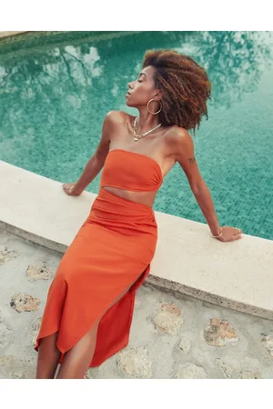 4th & Reckless X Amaka Hamelijnck – Sunset – Trägerloses, sommerliches Midikleid in leuchtendem mit asymmetrischem Zierausschnitt
