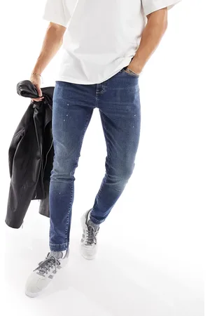 ASOS – Eng geschnittene Jeans in mittelblauer Waschung mit Farbspritzer-Detail