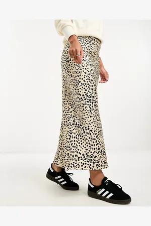 ASOS – Diagonal geschnittener Satin-Midirock mit Leopardenmuster