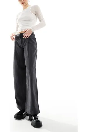 Monki – Elegante Tapered Fit Hose in mit Nadelstreifen