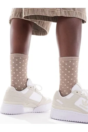 Pieces® Stück – Glitzersocken in gepunktetem Beige