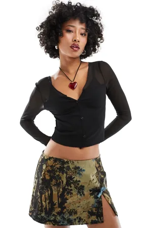ONLY – Geripptes Crop-Top in mit V-Ausschnitt und Mesh-Detail
