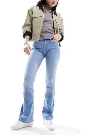 ONLY – Blush – Schlagjeans in hellblauer Waschung mit mittelhohem Bund