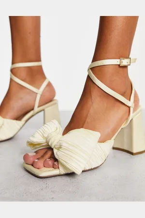 ASOS – Hitched – Sandalen in Elfenbein mit Schleifendetail und mittelhohem Blockabsatz