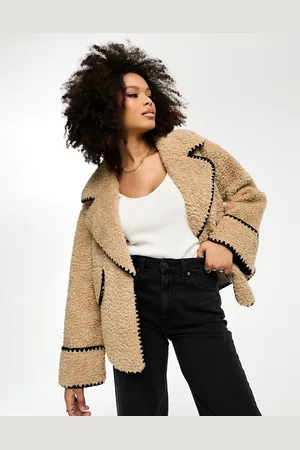 Object – Pilotenjacke aus Teddyfell in Biskuitbeige mit Ziernähten in Kontrastfarbe