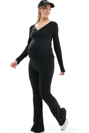 Mama;licious Mamalicious Maternity – Ausgestellte Umstandshose aus Jersey in mit Überbauchbund, Kombiteil