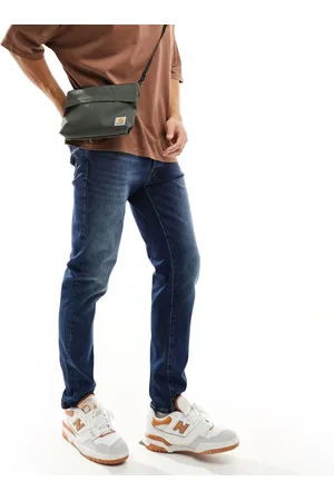 SELECTED – Karottenjeans mit schmalem Schnitt in mittelblauer Waschung