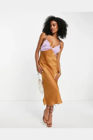 ASOS – Hinten gebundenes Midikleid aus Satin im Farbblockdesign in Camel und Flieder