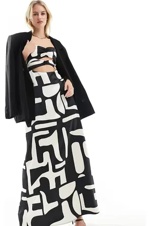 4th & Reckless – Exclusive – Gemustertes Maxi-Trägerkleid aus Satin in Schwarz-Weiß mit Zierausschnitten