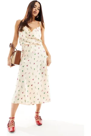 Y.A.S Y.A.S – Satin-Camisole in Cremeweiß mit Wasserfallausschnitt und Blümchenmuster, Kombiteil