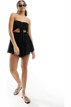 Miss Selfridge – Strand-Playsuit aus schwarzem, genopptem Chiffon mit geschnürter Vorderseite