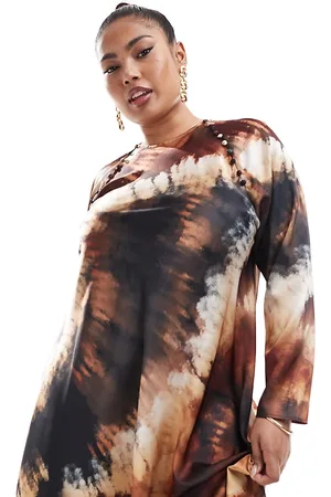 ASOS ASOS DESIGN Curve – Asymmetrisch geschnittenes Satin-Maxikleid mit verschwommenem Blumenmuster und Knopfdetail