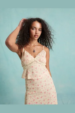 Miss Selfridge – Camisole-Oberteil aus Satin im Western-Look mit Spitzeneinsatz und Blümchenmuster, Kombiteil