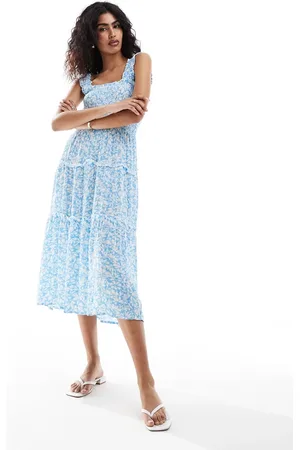 VERO MODA – Gesmoktes Midi-Trägerkleid in Hellblau mit Blumenmuster
