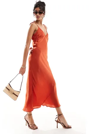 ASOS – Midi-Trägerkleid in Terracotta aus Satin mit V-Ausschnitt