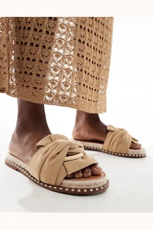 River Island – Flache Sandalen in Beige mit verdrehtem Design