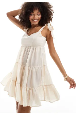 VERO MODA – Kurzes, gestuftes Strandkleid in Creme mit gebundenen Schulterträgern