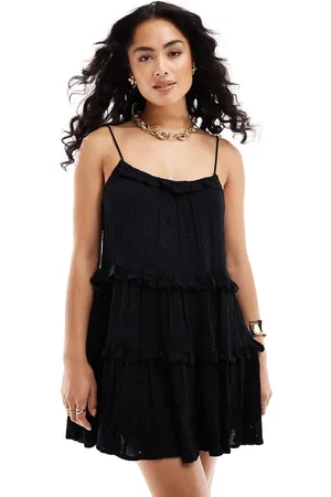 Miss Selfridge – Mini-Strandkleid in mit Lochstickerei und gebundenen Trägern