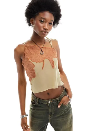 COLLUSION – Transparentes, asymmetrisches Camisole in neutralem Farbton mit Spitzendetail