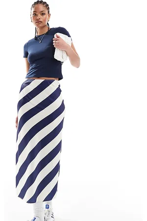 ASOS ASOS DESIGN Tall – Schräg geschnittener Schlupf-Midirock aus Satin in Marineblau gestreift