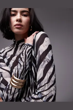 Topshop – Langärmliges, hochgeschlossenes Oberteil mit Animal-Print in -Weiß und Knitterstruktur