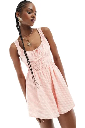 Kiss The Sky – Gesmokter Playsuit mit Vichy-Karo in Weiß und
