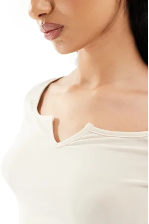 Fashionkilla – Superweiches, figurbetontes Oberteil in Creme mit eingekerbter Vorderseite