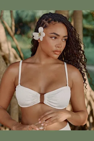 4th & Reckless X Loz Vassallo – Lulu – Kurzes Bikinioberteil in Creme mit Crinkle-Muster und eckiger Schnalle in Schildpatt-Optik