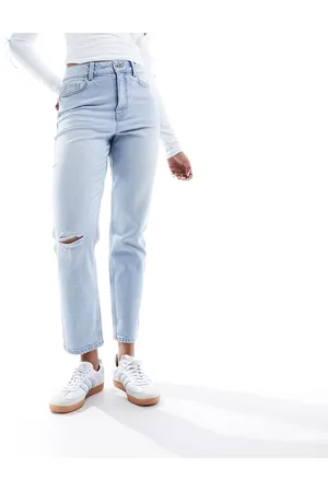 New Look – An Knien zerrissene Mom-Jeans in Hellblau