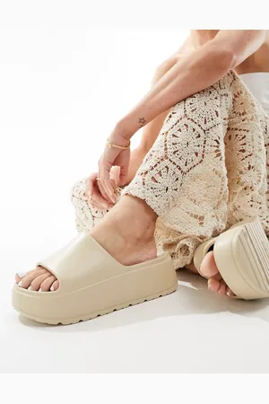 ASOS – Freedom – Slider in gebrochenem Weiß mit flacher, gerillter Plateausohle